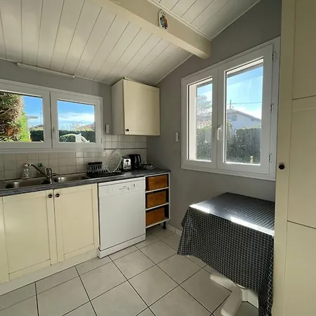 Holiday home Maison Familiale Pres De La Avec Grand Jardin Et Parking Prive - Fr-1-413-108