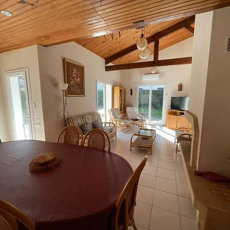 Holiday home Maison Familiale Pres De La Avec Grand Jardin Et Parking Prive - Fr-1-413-108